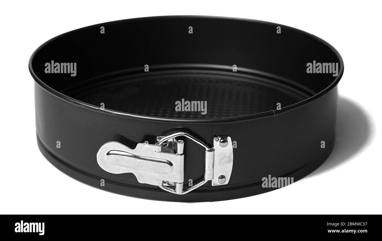 Plat à pâtisserie en métal rond, isolé. Forme de cuisson avec pare-chocs amovibles. Banque D'Images