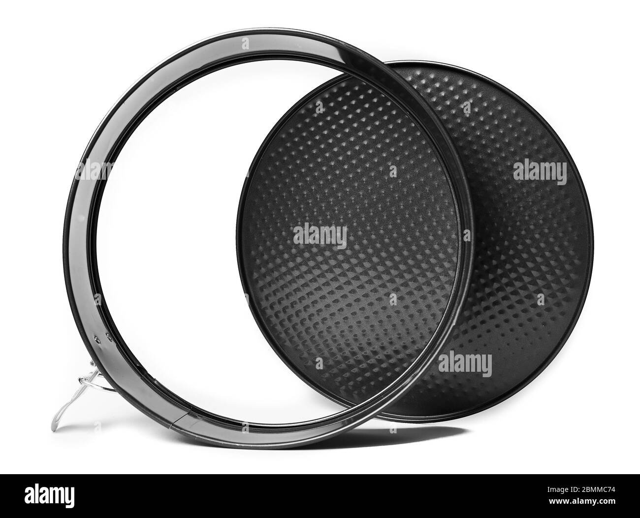 Plat à pâtisserie en métal rond, isolé. Forme de cuisson avec pare-chocs amovibles. Banque D'Images