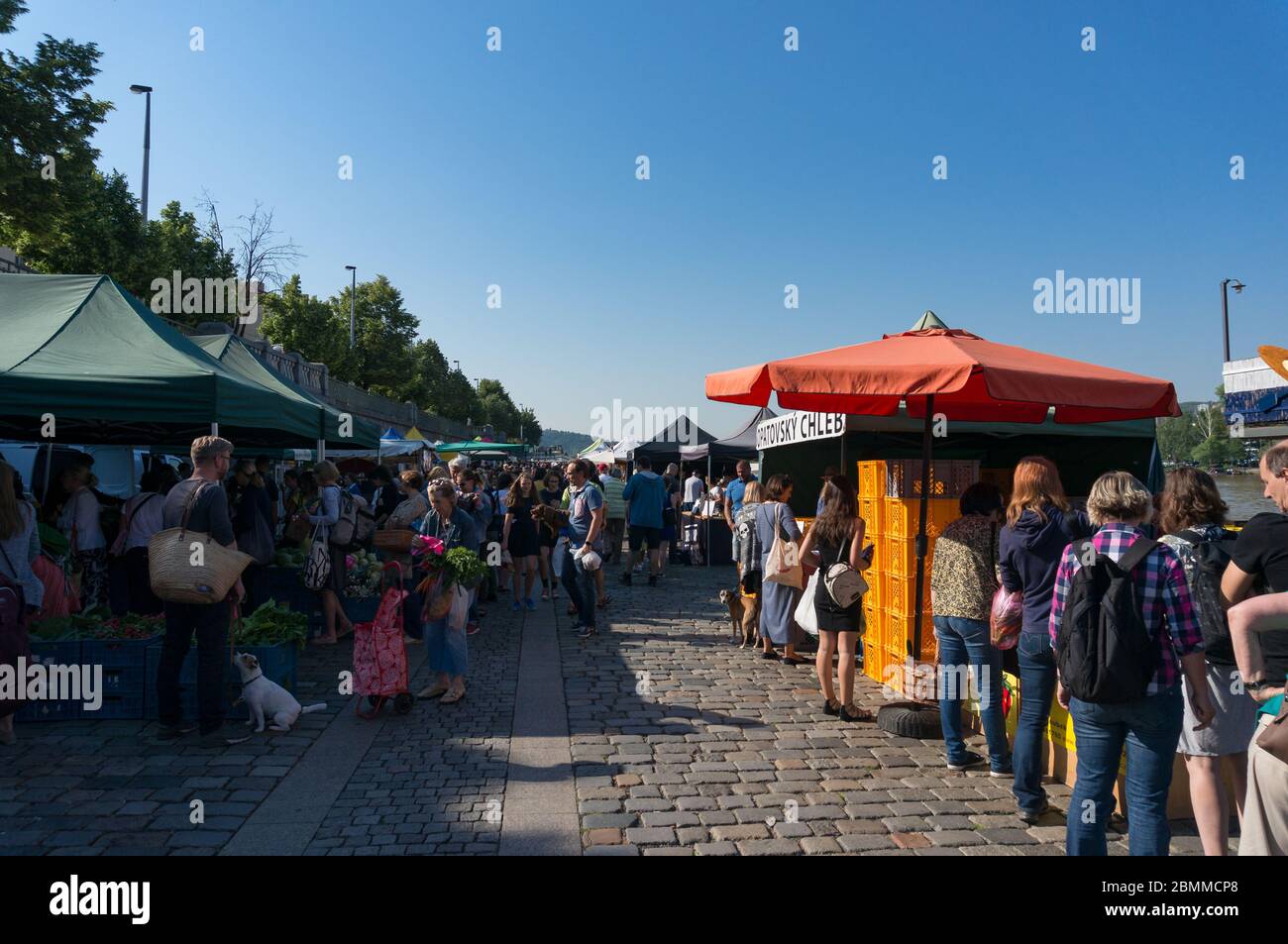 Prague, République tchèque - 26 mai 2018 : marché agricole de Naplavka avec des habitants et des porteurs de rafles avec des produits frais Banque D'Images