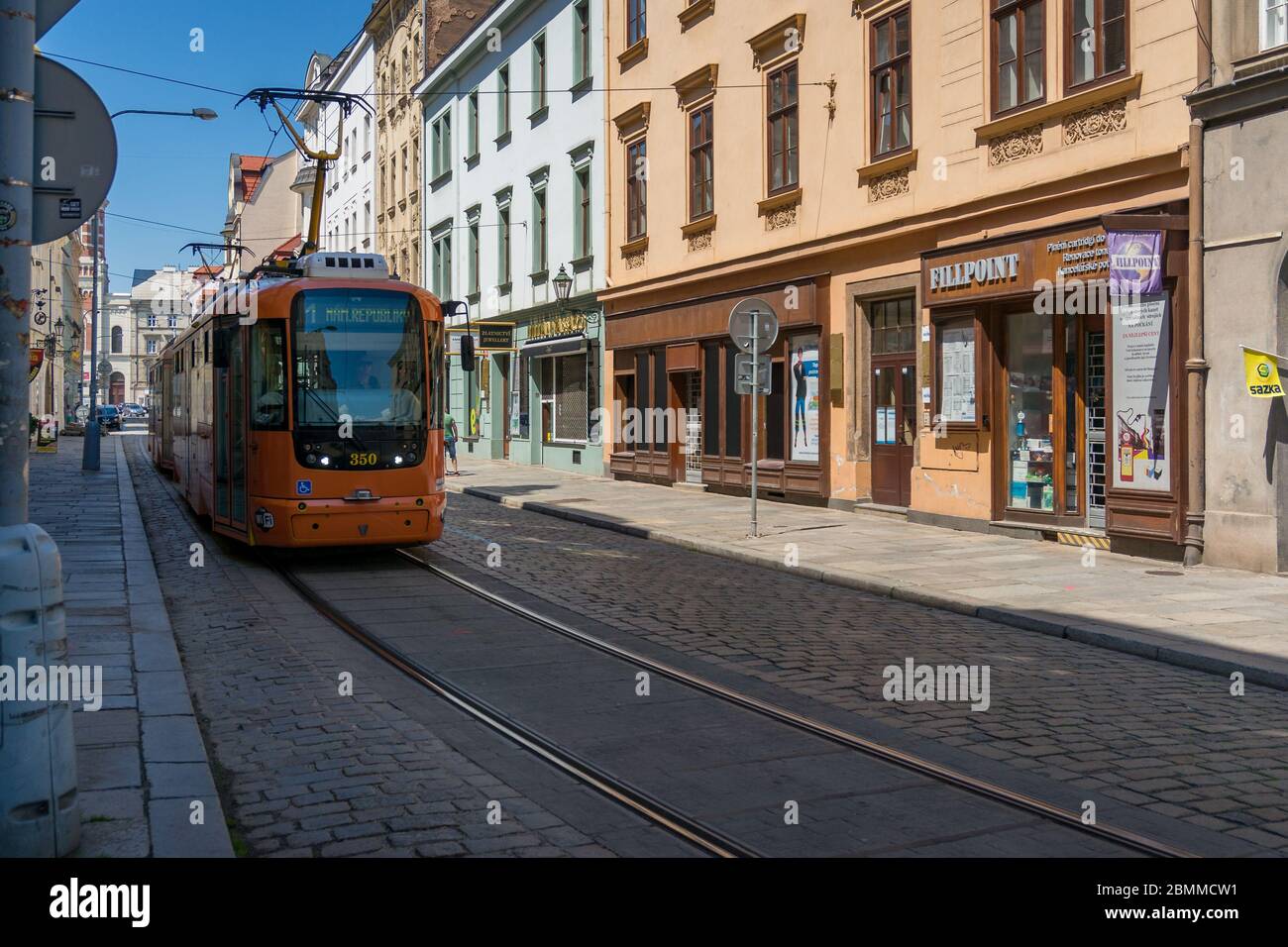 Pilsen, République tchèque - 26 mai 2018 : tramway moderne dans les rues historiques de la ville de Pilsen en République tchèque Banque D'Images