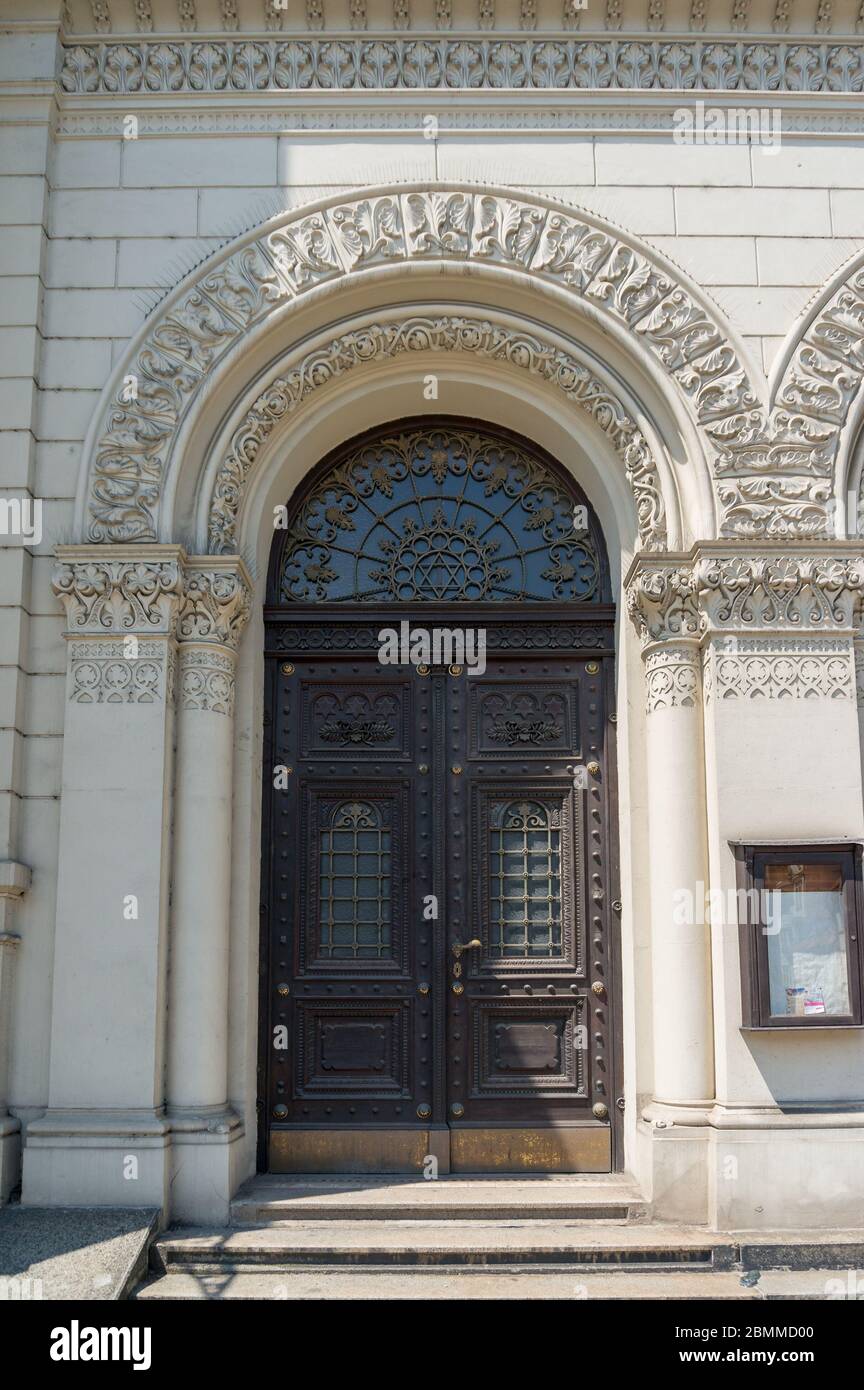 Prague, République tchèque - 26 mai 2018 : porte d'entrée décorée de la grande synagogue de Pilsen Banque D'Images