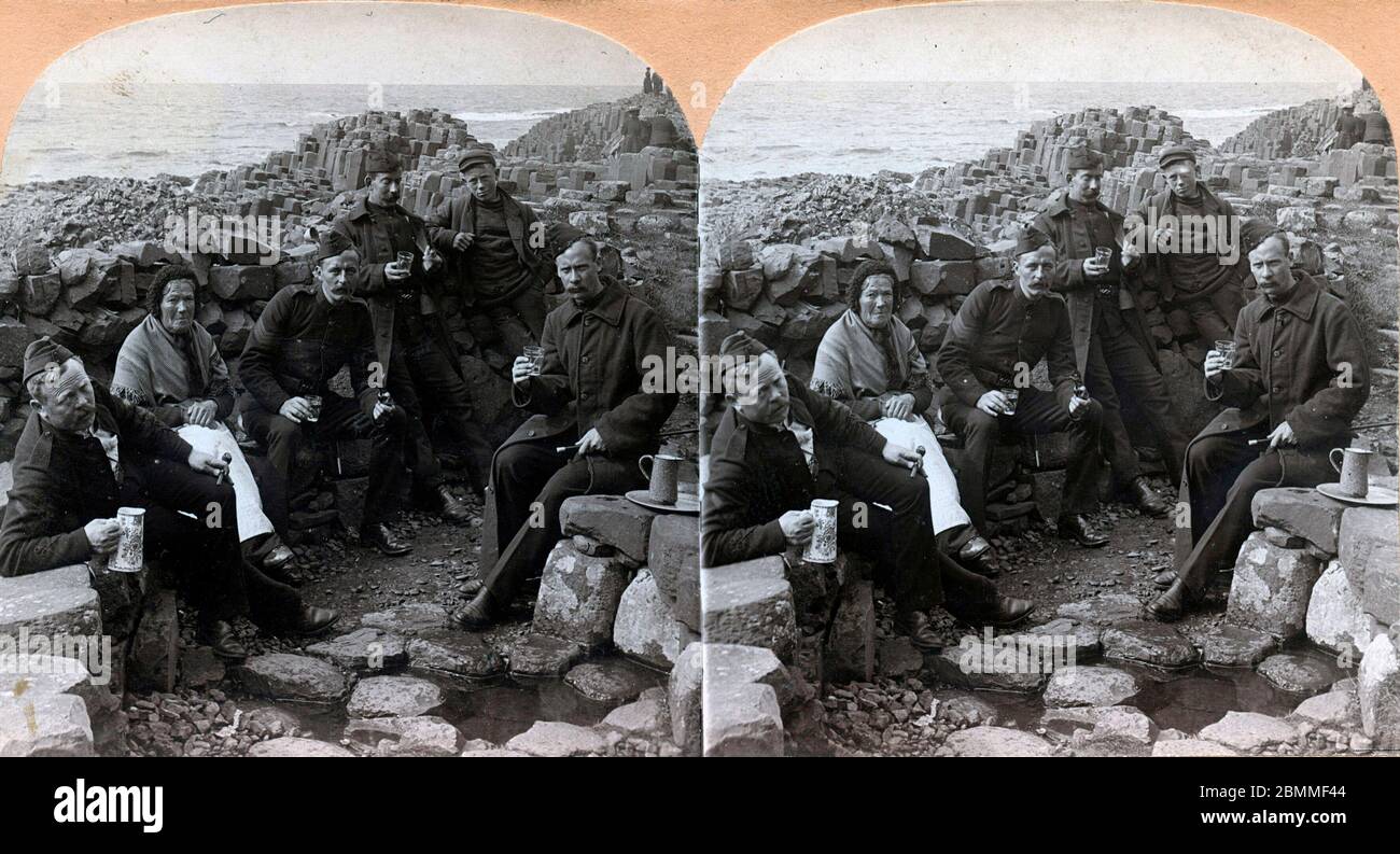 Groupe de touristes irlandais ayant prés du puits d'eau de source porte-bonheur (ou eau aux vertus curatives), chaussée des Geants, Irlande - (géant) Banque D'Images