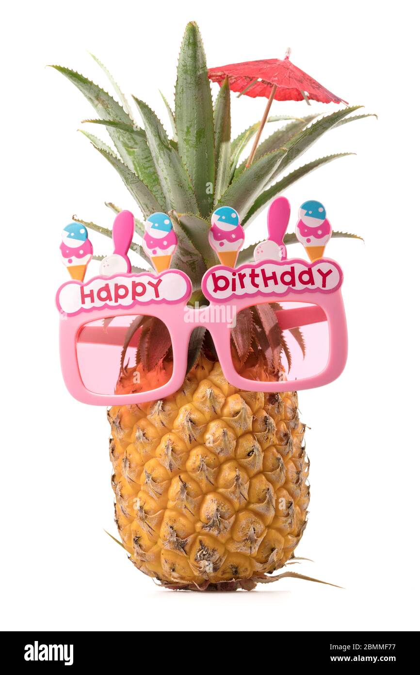 Ananas avec des lunettes de soleil joyeux anniversaire isolées sur fond  blanc, composition verticale Photo Stock - Alamy