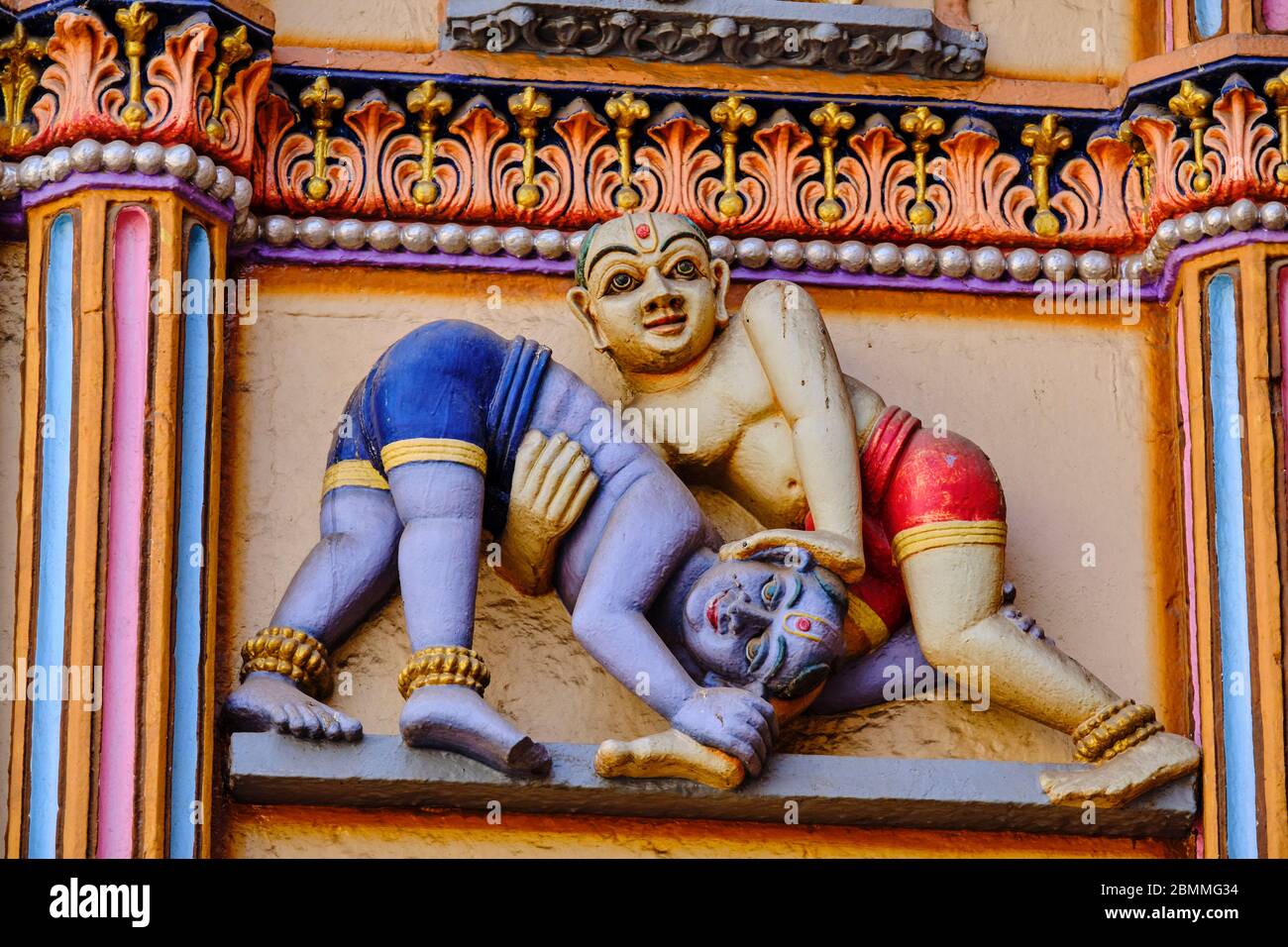 Inde, Gujarat, Ahmedabad, ville classée au patrimoine mondial de l'UNESCO, temple Swaminarayan hindou, détails de la sculpture Banque D'Images