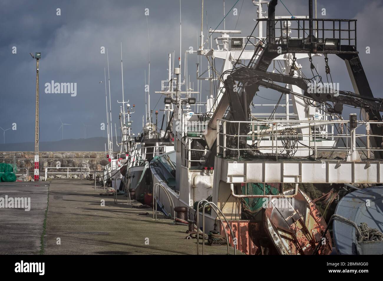 Chalutiers de pêche debout dans le port. Concept de travail. Galice, Espagne. Banque D'Images