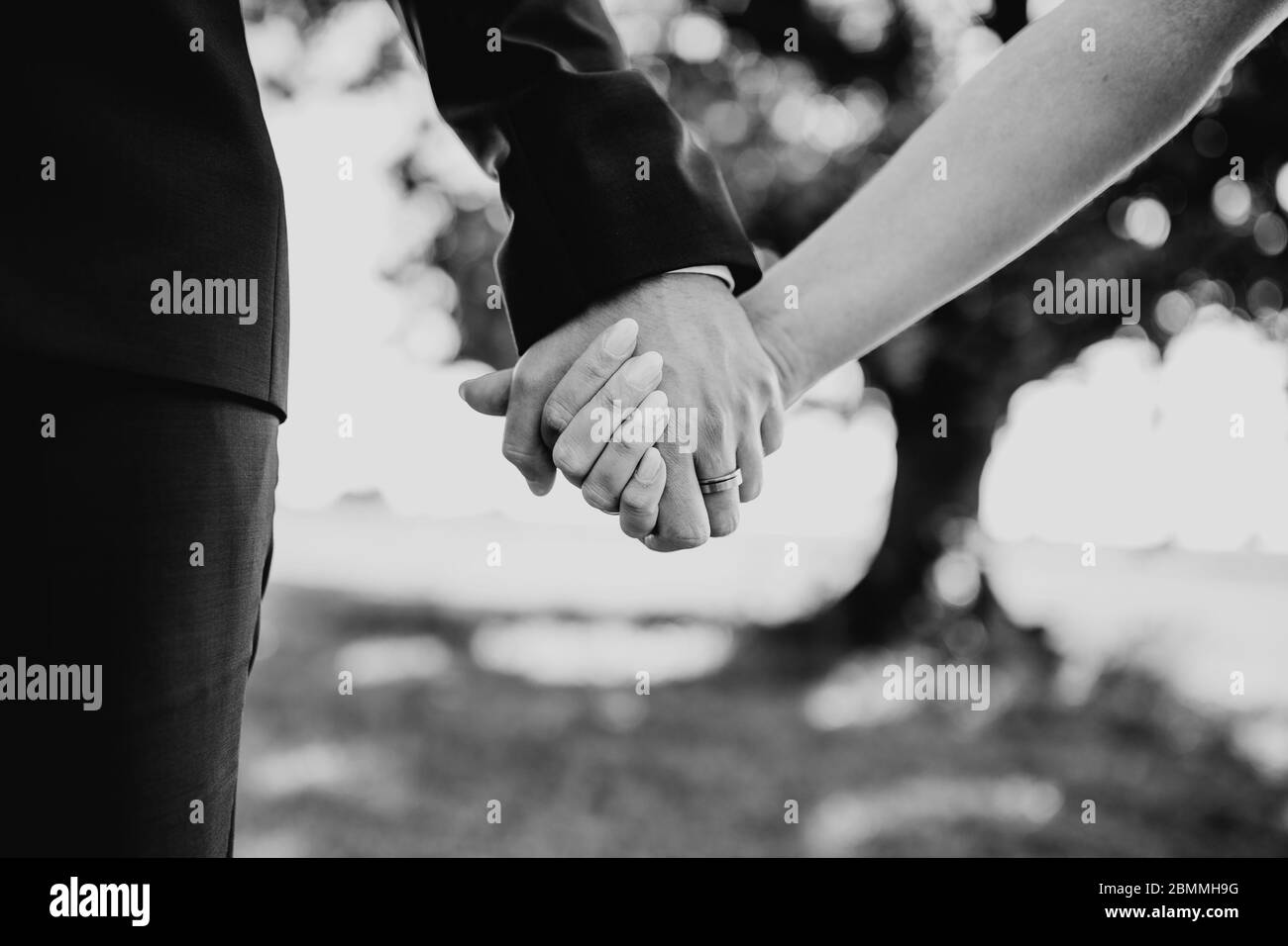 Bride and Groom holding hands Banque D'Images