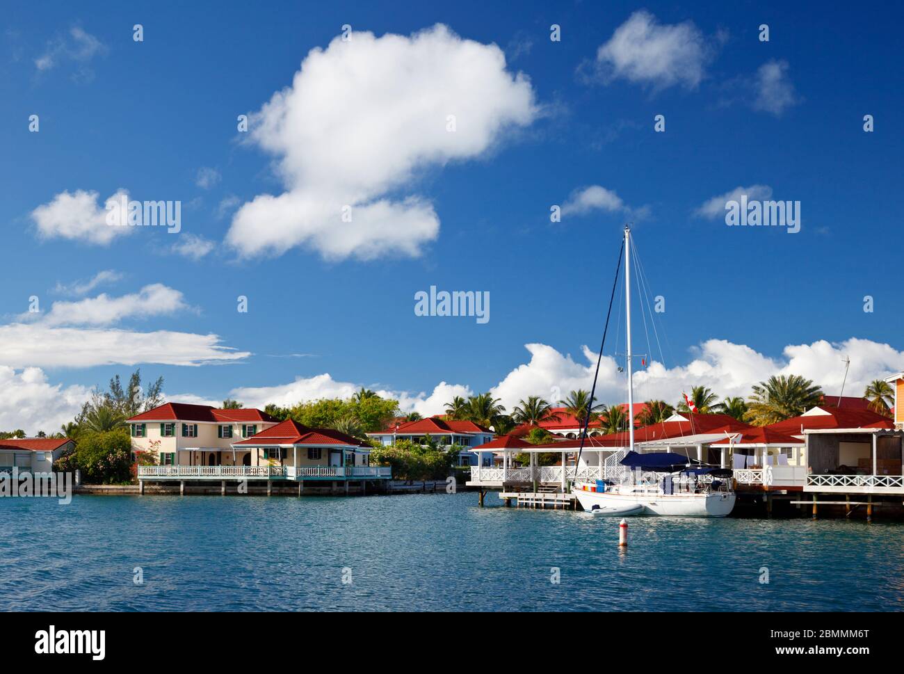 Villas en bord de mer près de Jolly Harbour à Antigua. Banque D'Images