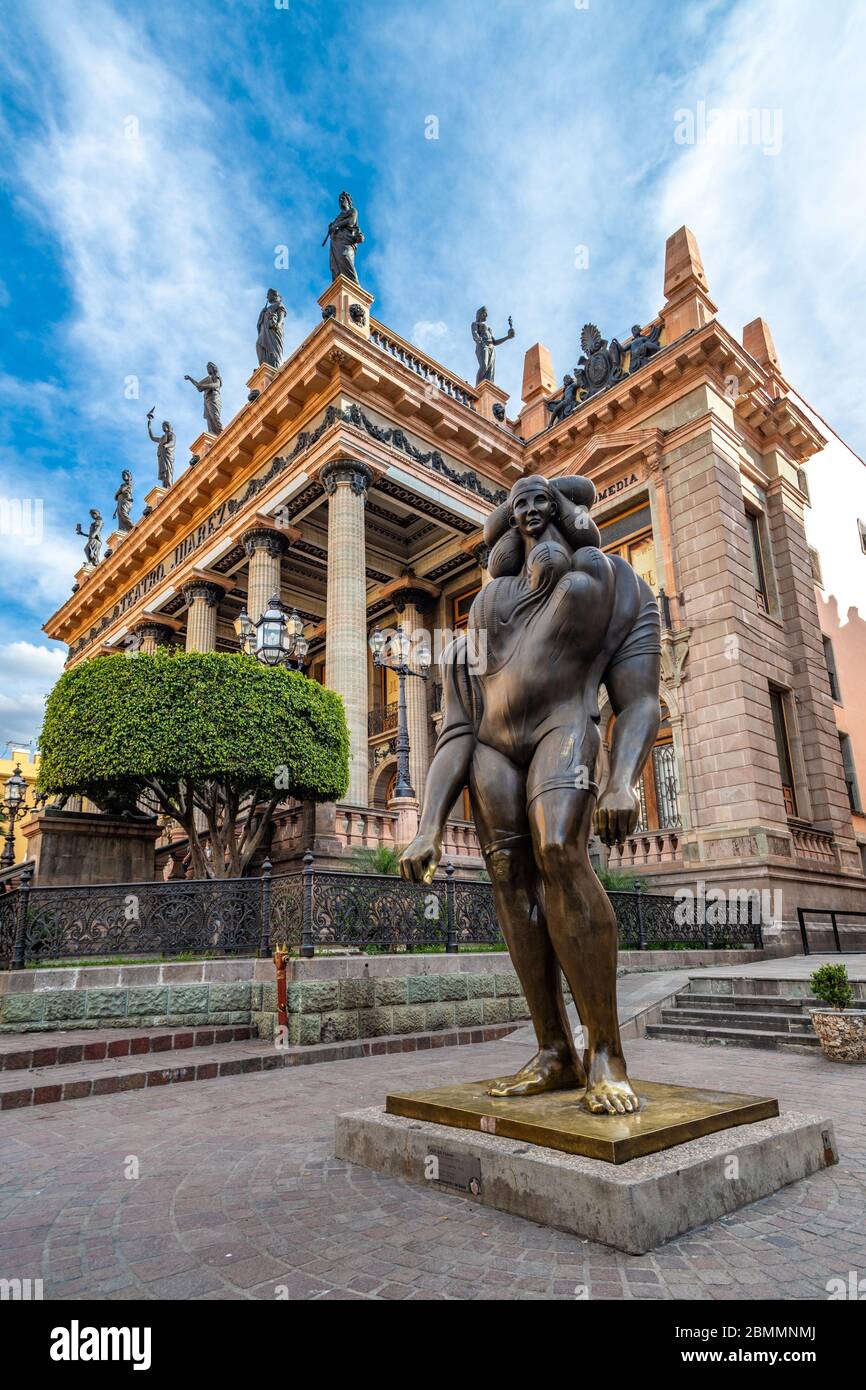 Guanajuato, Mexique - 26 février 2020 : sculpture en bronze la Giganta de José Luis Cuevas avec le théâtre Juarez en arrière-plan. Banque D'Images