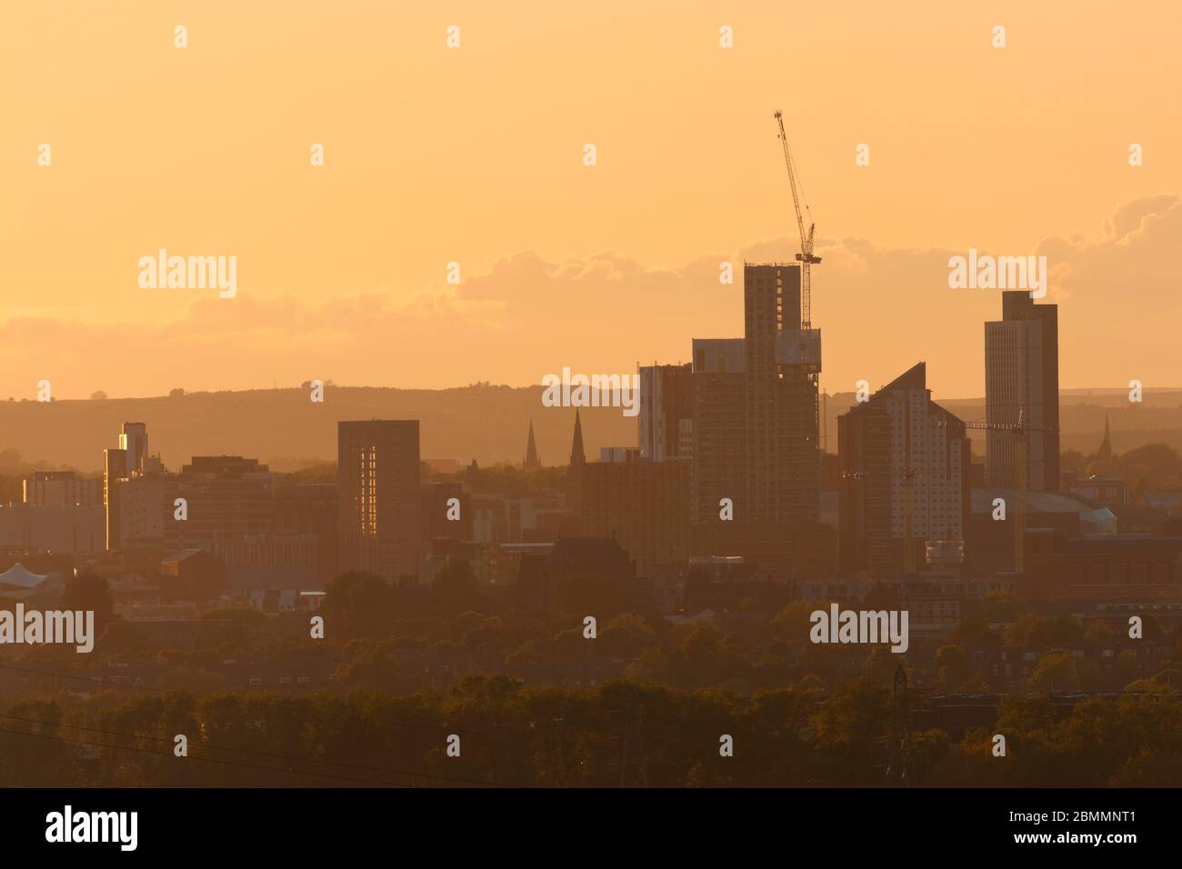 Coucher de soleil sur Leeds avec hébergement étudiant Arena Village Campus. Altus House sera le plus haut bâtiment du Yorkshire une fois terminé. Banque D'Images