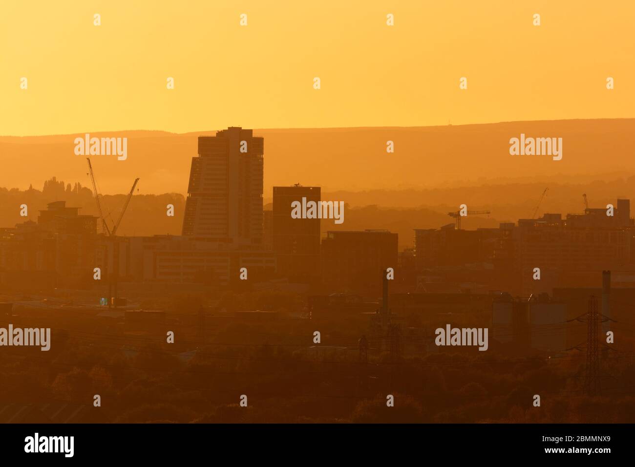 Silhouettes au coucher du soleil sur Leeds Skyline avec Bridgewater place & Candle House à Granary Wharf Banque D'Images