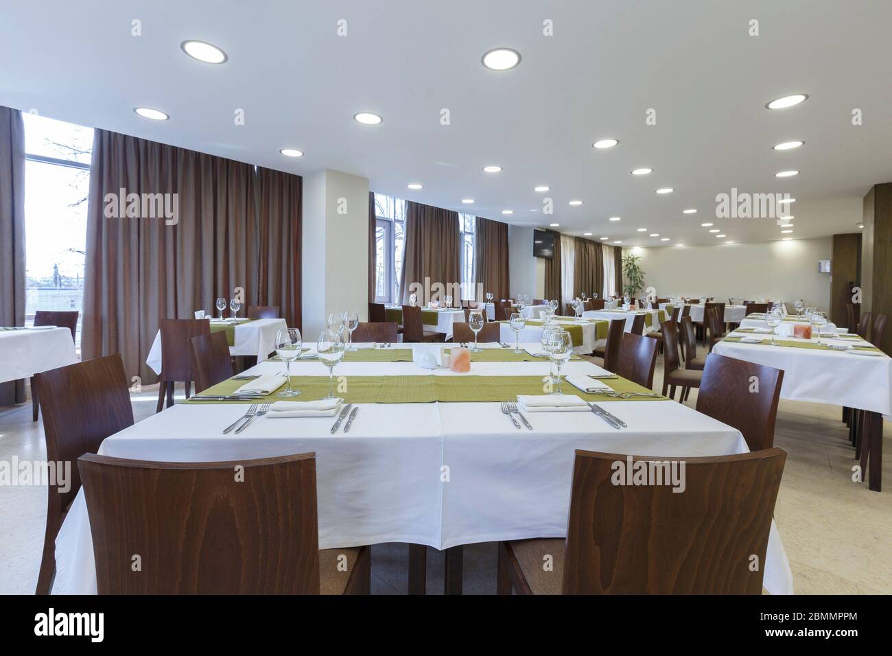 Tables et chaises dans le grand hall du restaurant. Chambre vide Banque D'Images