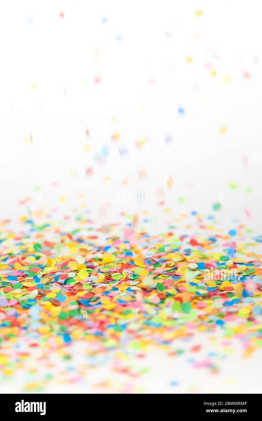 Confetti de couleur volant sur fond blanc Banque D'Images