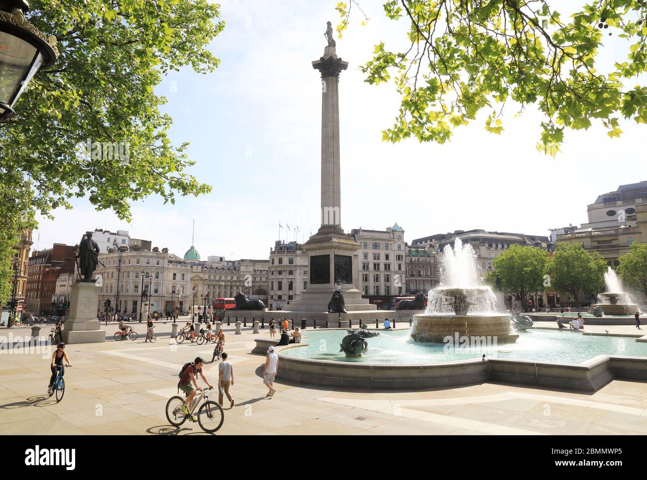 Les fontaines se sont rallutées et les gens se sont mis à l'extérieur et se sont mis à l'heure des fêtes de banque, en prévision de la détente légère des règles de verrouillage du coronavirus, dans le centre de Londres, au Royaume-Uni Banque D'Images