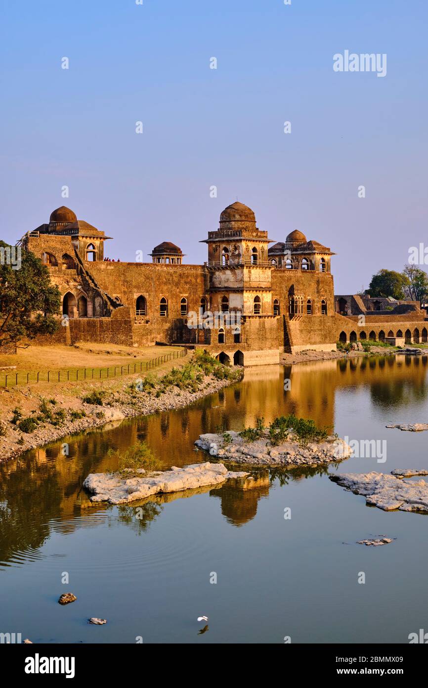 Inde, Etat du Madhya Pradesh, Mandu, Palais Jahaz Mahal de style afghan du XVe siècle construit par Ghyas-ud-DIN Banque D'Images