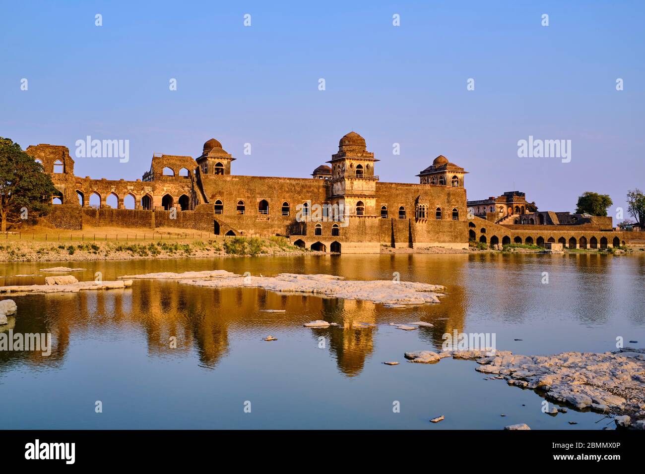 Inde, Etat du Madhya Pradesh, Mandu, Palais Jahaz Mahal de style afghan du XVe siècle construit par Ghyas-ud-DIN Banque D'Images