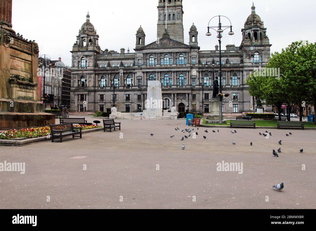George Square, à Glasgow, est le point de rencontre central pour les amis, les visiteurs et les touristes, et comme le bâtiment City Chambers, il est complètement vide et déserté. Cela est dû à la pandémie de Covid-19 et de coronavirus qui a frappé la Grande-Bretagne, ce qui a entraîné le pays à se mettre en situation de confinement et à rester à la maison. Mai 2020. ALAN WYLIE/ALAY© Banque D'Images