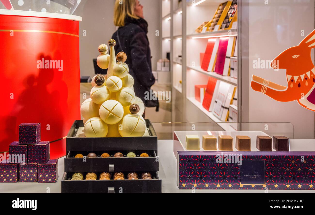 Pierre Marcolini une boutique de chocolat belge de luxe les Galeries Royales Saint-Hubert pendant la fête de Noël - Bruxelles, Belgique - 30 décembre 20 Banque D'Images