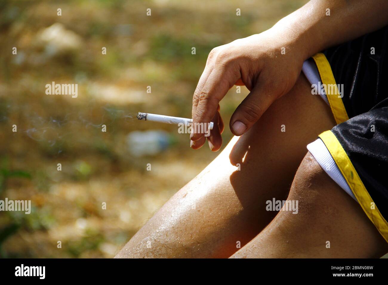 Photo d'une main tenant une cigarette Banque D'Images