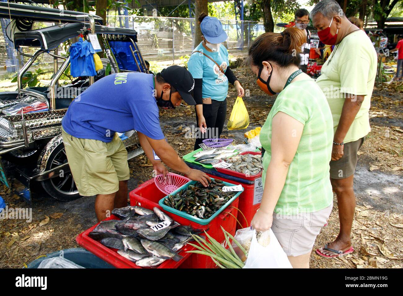 Antipolo City, Philippines - 7 mai 2020 : vendeurs et clients d'un palengke mobile ou d'un marché organisé par le gouvernement local dans une communauté pendant Banque D'Images