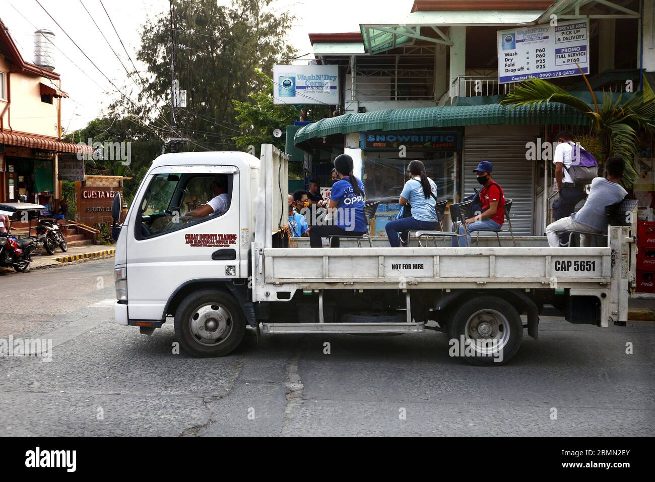 Antipolo City, Philippines - 7 mai 2020 : un camion de cargaison offre un trajet gratuit pour les personnes lorsque les véhicules de transport de masse en commun ont été interdits pendant Covid Banque D'Images