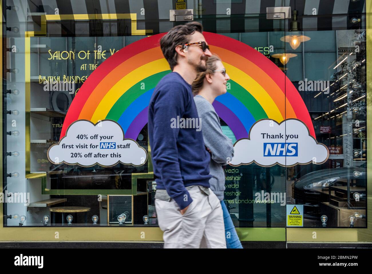 Londres, Royaume-Uni. 10 mai 2020. Rainbow et d'autres messages de soutien au NHS. Le jour de l'annonce "grande" des gouvernements sur l'assouplissement éventuel des restrictions. Le « verrouillage » se poursuit pour l'épidémie du coronavirus (Covid 19) à Londres. Crédit : Guy Bell/Alay Live News Banque D'Images