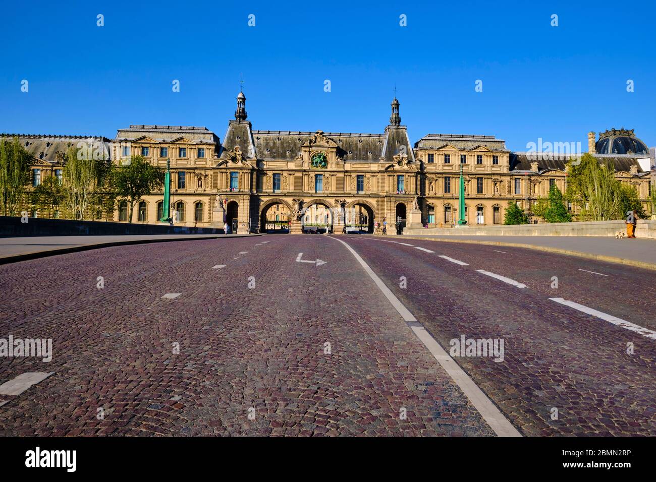 France, Paris, Musée du Louvre et Pont du carrousel pendant le confinement de Covid 19 Banque D'Images