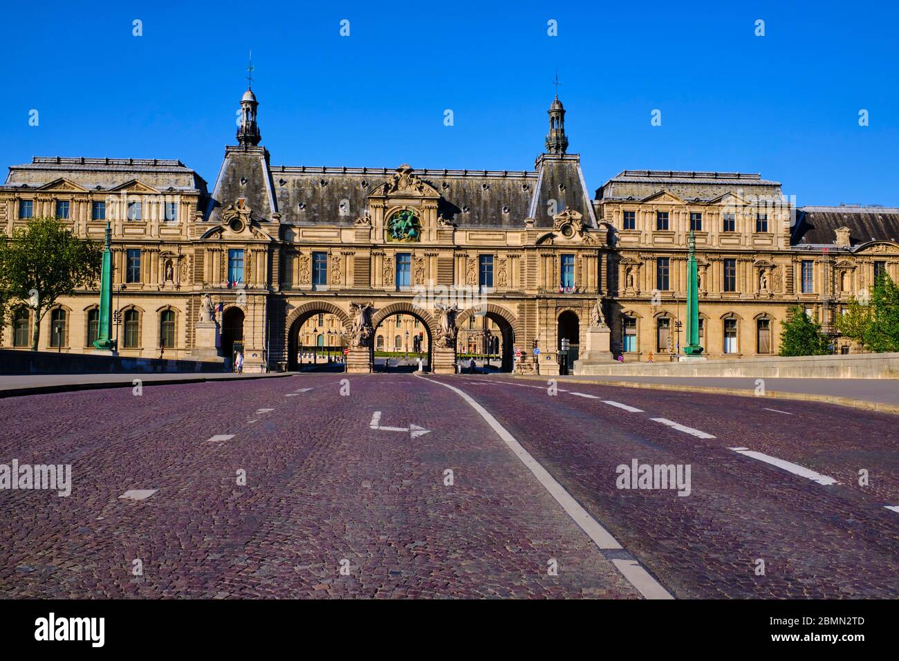 France, Paris, Musée du Louvre et Pont du carrousel pendant le confinement de Covid 19 Banque D'Images
