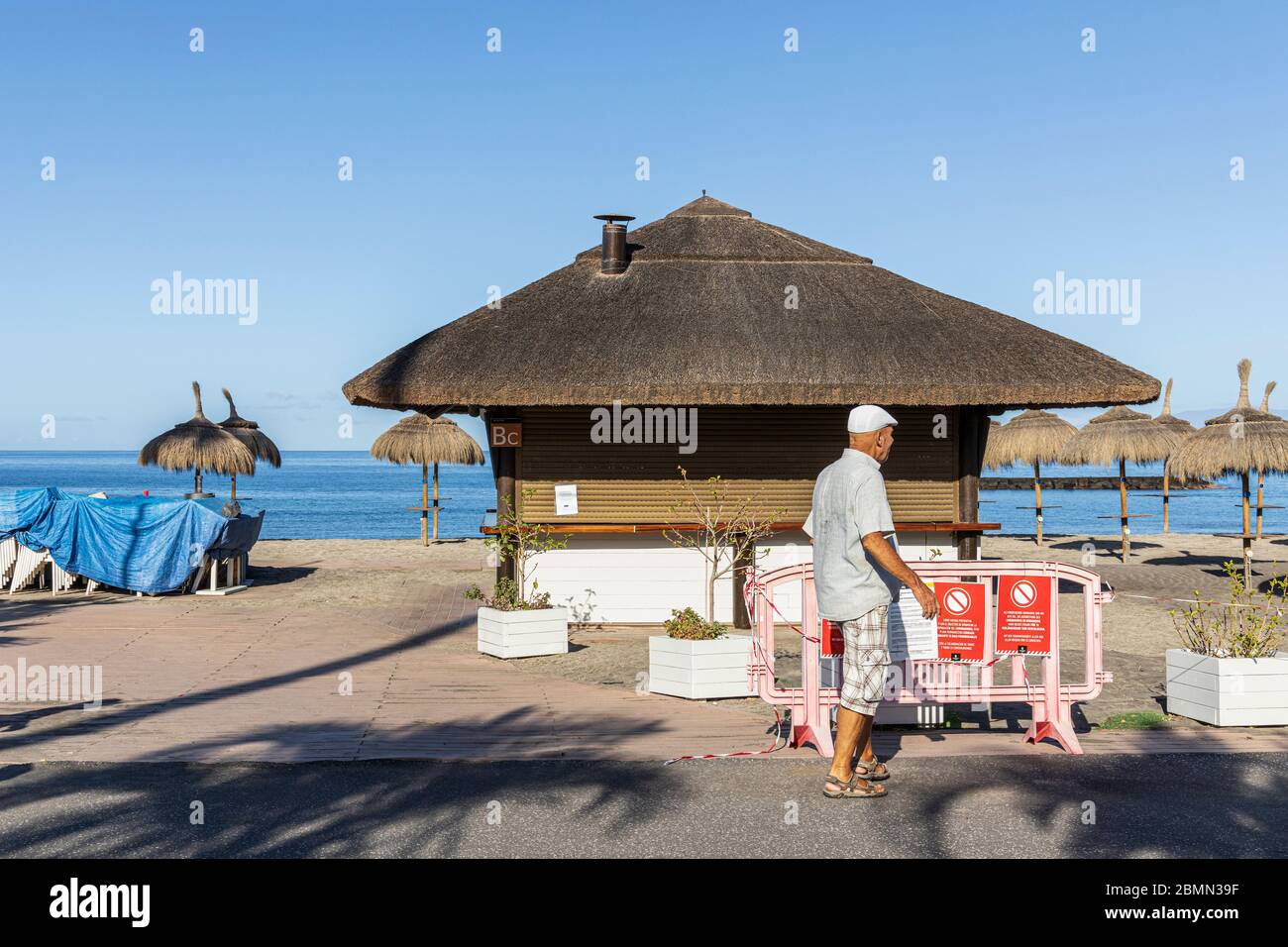 Les gens font de l'exercice sur la passerelle côtière à Fanabe, par un bar de plage fermé, kiosque dans la phase 0 de-escalade pendant le covid 19 verrouillage dans le tou Banque D'Images