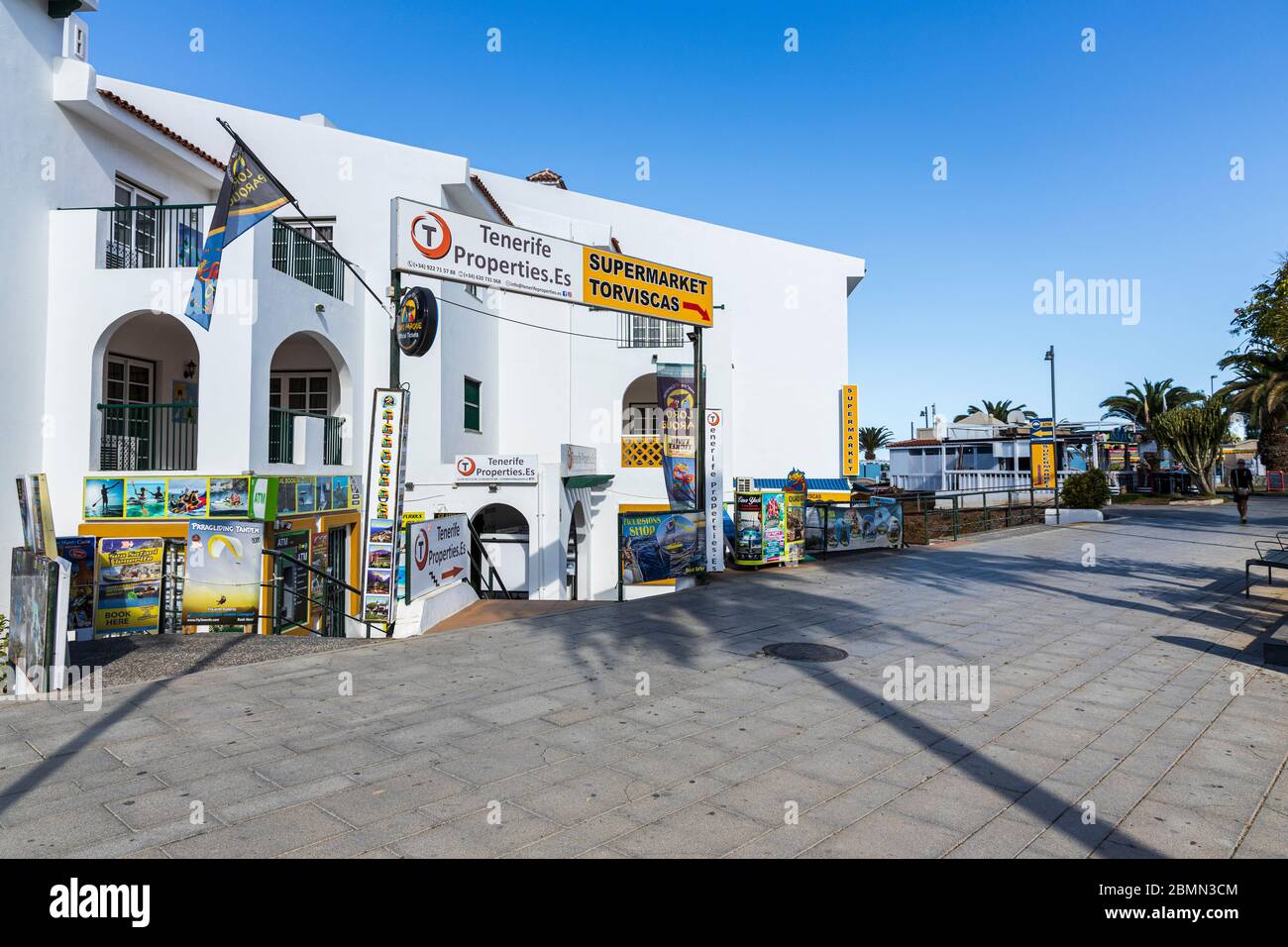 Fermeture des commerces et des commerces à Torviscas pendant le confinement de Covid 19 dans la station touristique de Costa Adeje, Tenerife, Iles Canaries, Espagne Banque D'Images