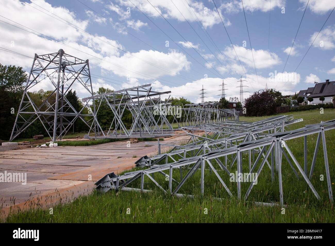 Pylônes haute tension à Herdecke, l'opérateur de réseau Amprion construit une ligne de puissance de 380 kilovolts avec des pylônes jusqu'à 90 mètres de haut, dans le Rhin du Nord Banque D'Images