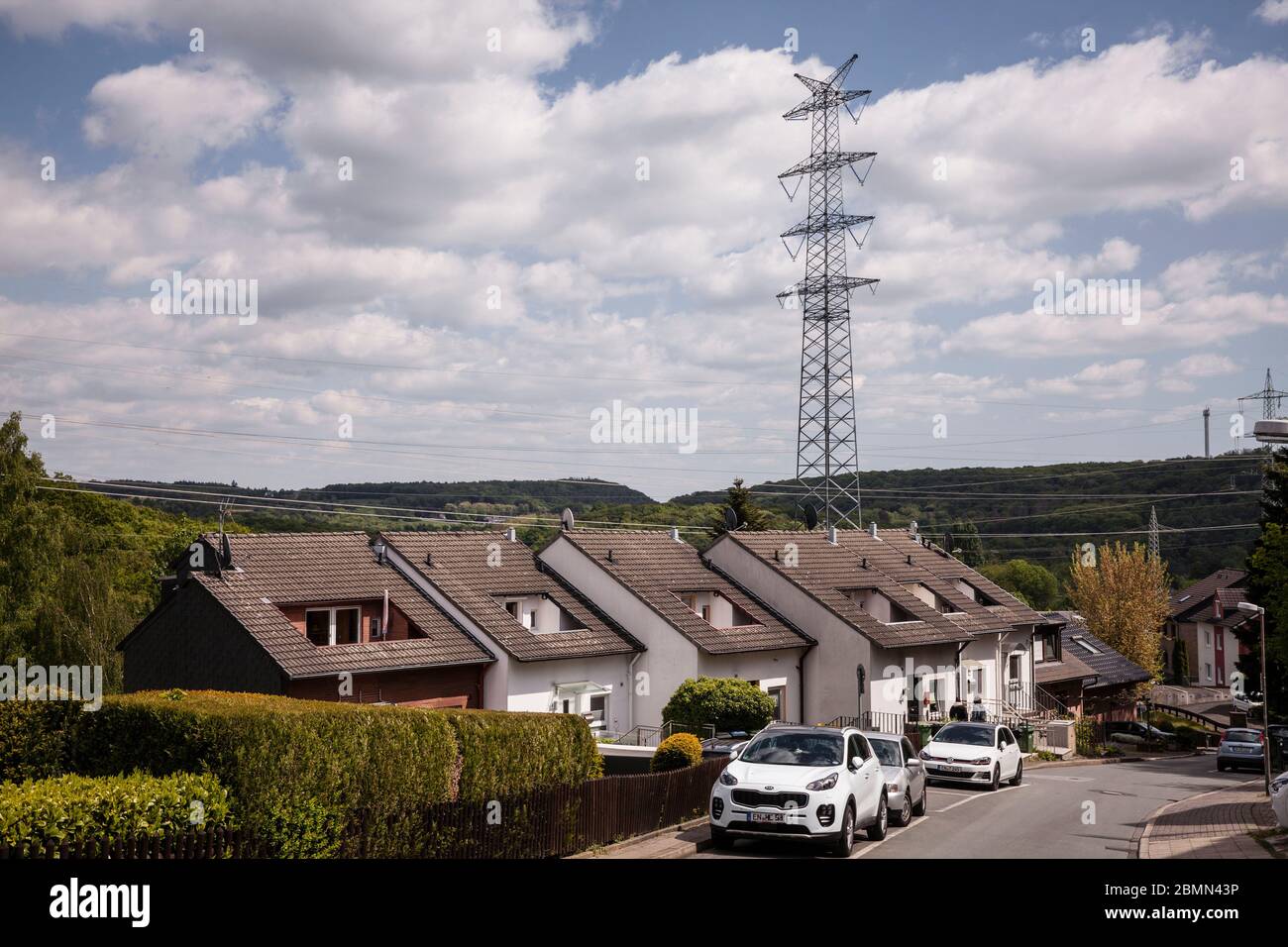 Pylônes haute tension à Herdecke, l'opérateur de réseau Amprion construit une ligne de puissance de 380 kilovolts avec des pylônes jusqu'à 90 mètres de haut, dans le Rhin du Nord Banque D'Images
