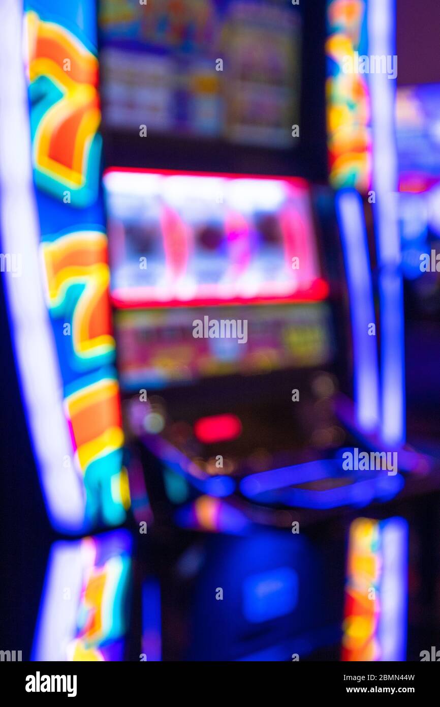 Flou de casino flou flou flou flou avec machines à sous et lumières Banque D'Images