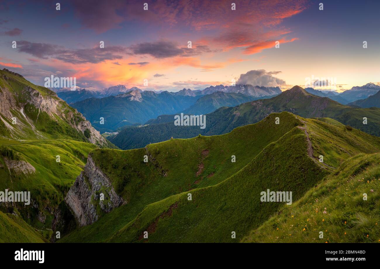 Alpes montagnes vallée à l'heure du lever du soleil, été dans les montagnes de la haute, paysage panoramique. Voyages en Europe. Banque D'Images