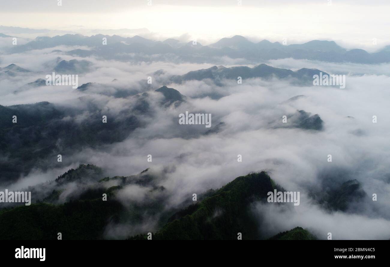 Chongqing, Chongqing, Chine. 10 mai 2020. Sichuanà¯ÂμÅ'CHINE-le 5 mai 2020 est le premier jour du début de l'été. Dans la ville tu et le canton de maoba, youyang tujia et le comté autonome de miao, la municipalité de chongqing, il y avait des montagnes remplies de brume matinale. Crédit : SIPA Asia/ZUMA Wire/Alay Live News Banque D'Images