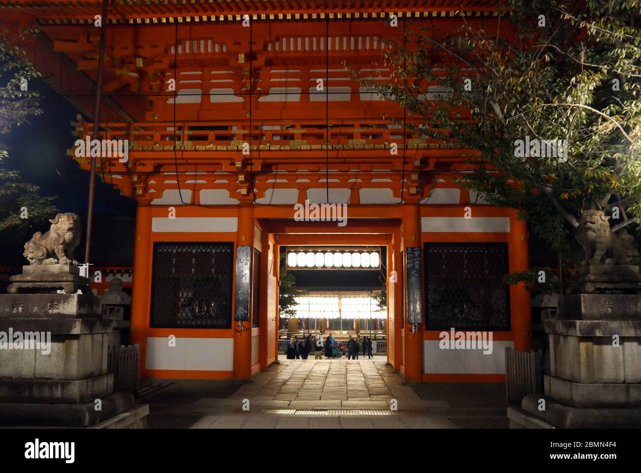 KYOTO, JAPON - 06 NOVEMBRE 2019 : la porte du sanctuaire Yasaka ou du temple de Gion à Kyoto la nuit avec un groupe de visiteurs à l'intérieur Banque D'Images