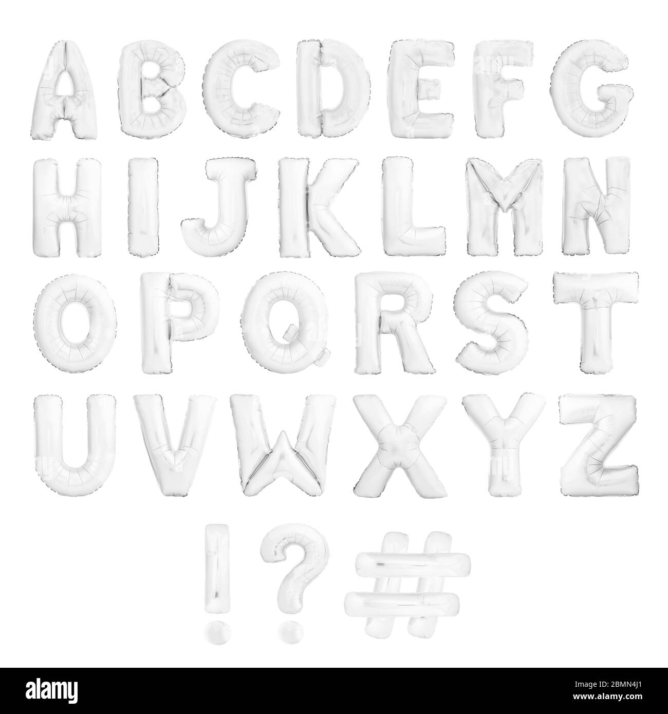 Alphabet anglais avec point d'exclamation, point d'interrogation et hashtag fait de ballons gonflables argentés isolés sur fond blanc Banque D'Images