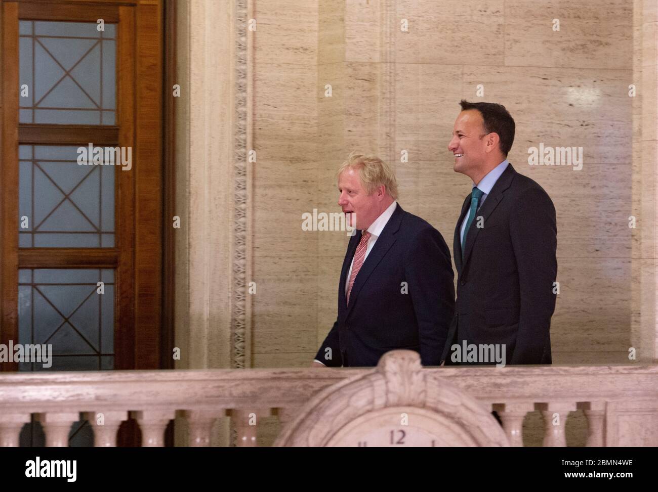 Parlement, Stormont Estate, Belfast, Irlande du Nord. 13 janvier 2020. Le Premier ministre britannique Boris Johnson peu après sa rencontre avec l'irlandais Taoiseach Leo Varadkar, les deux dirigeants se dirigent pour faire une déclaration commune. Crédit : Conor Kinahan/Alay Live News Banque D'Images