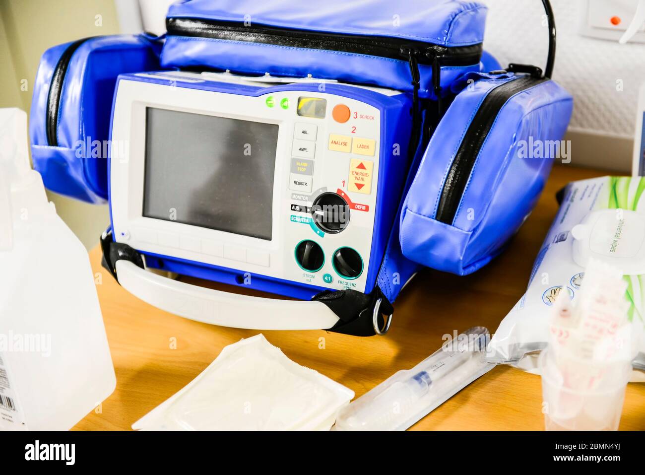 Défibrillateur automatisé externe sur l'écran. Il s'agit d'un dispositif électronique portable qui diagnostique automatiquement les arythmies cardiaques potentiellement mortelles Banque D'Images