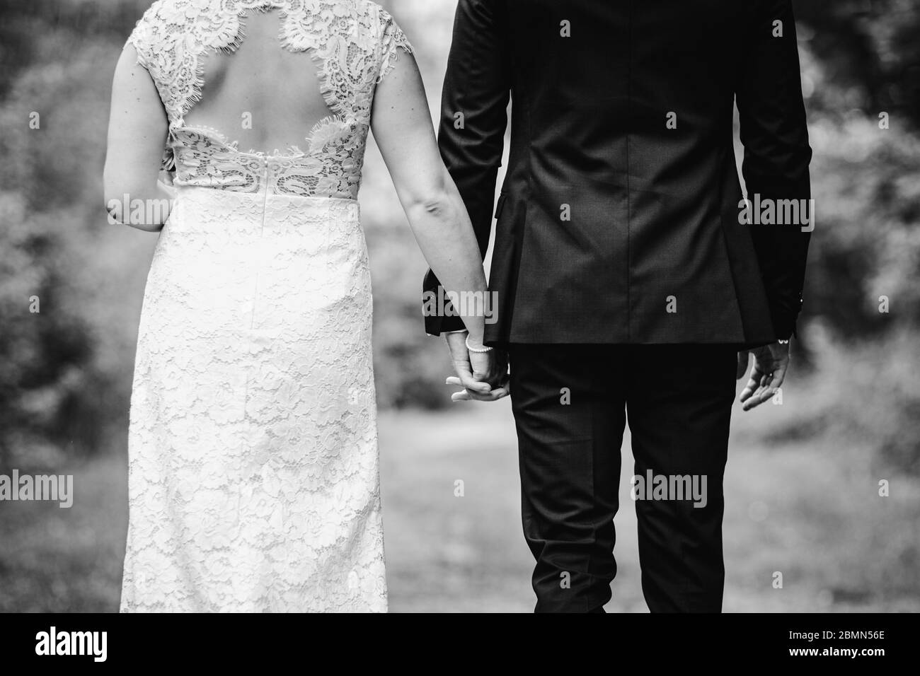 Bride and Groom holding hands Banque D'Images