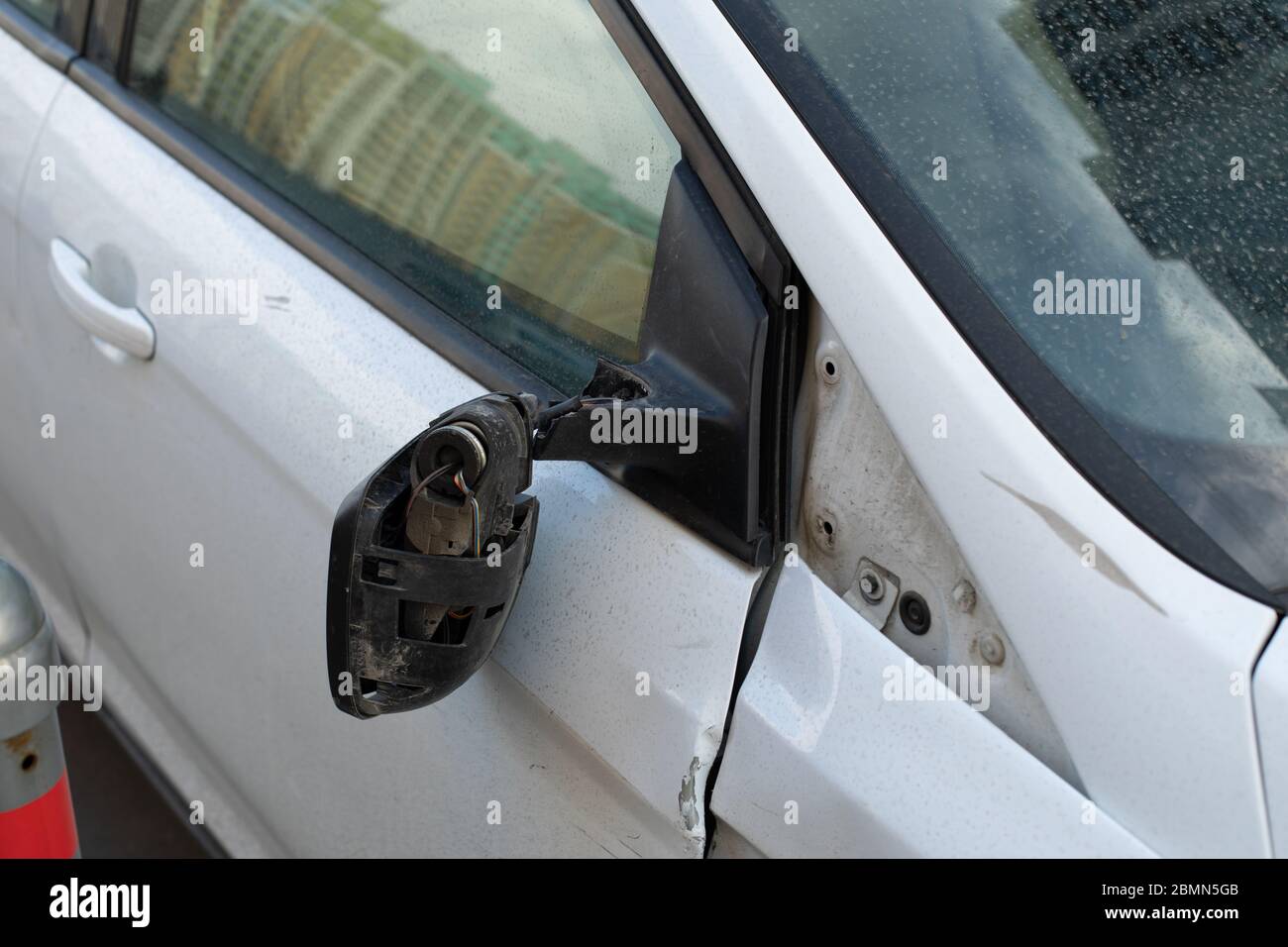 Miroir de voiture déchiré suspendu sur des fils, conséquences d'un accident  de voiture. Collision de transport, panne de berline, détails de gros plan  Photo Stock - Alamy