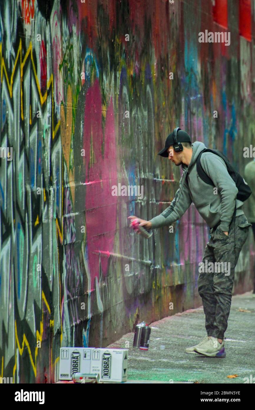 City Lane Way avec des œuvres d'art Graffiti colorées, des boîtes de conserve et des œuvres d'artistes Banque D'Images