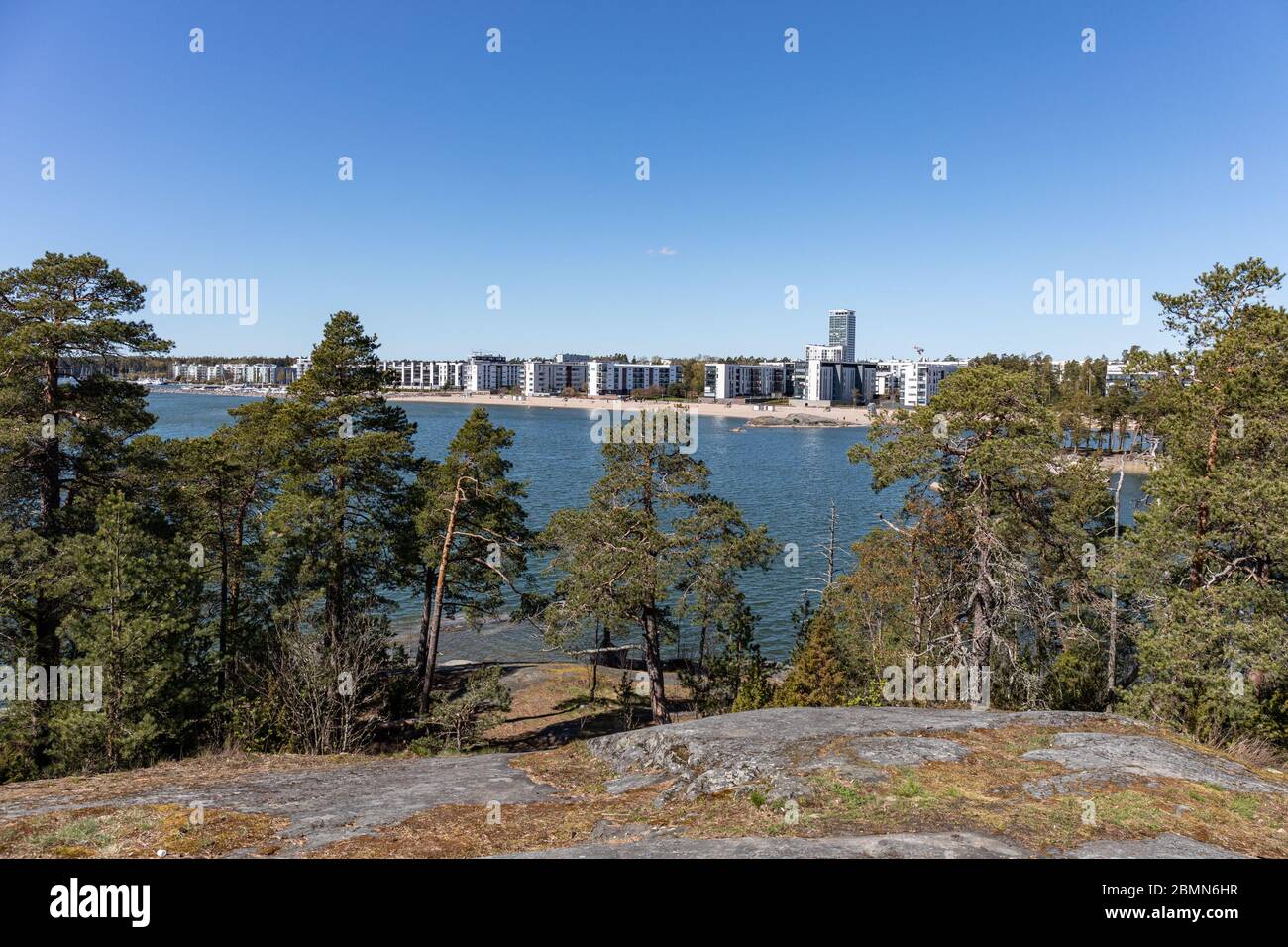 Plage d'Aurinkolahti et quartier résidentiel vu sur Vuosaarenselkä depuis le terrain de loisirs d'Uutela dans le quartier de Vuosaari à Helsinki, en Finlande Banque D'Images
