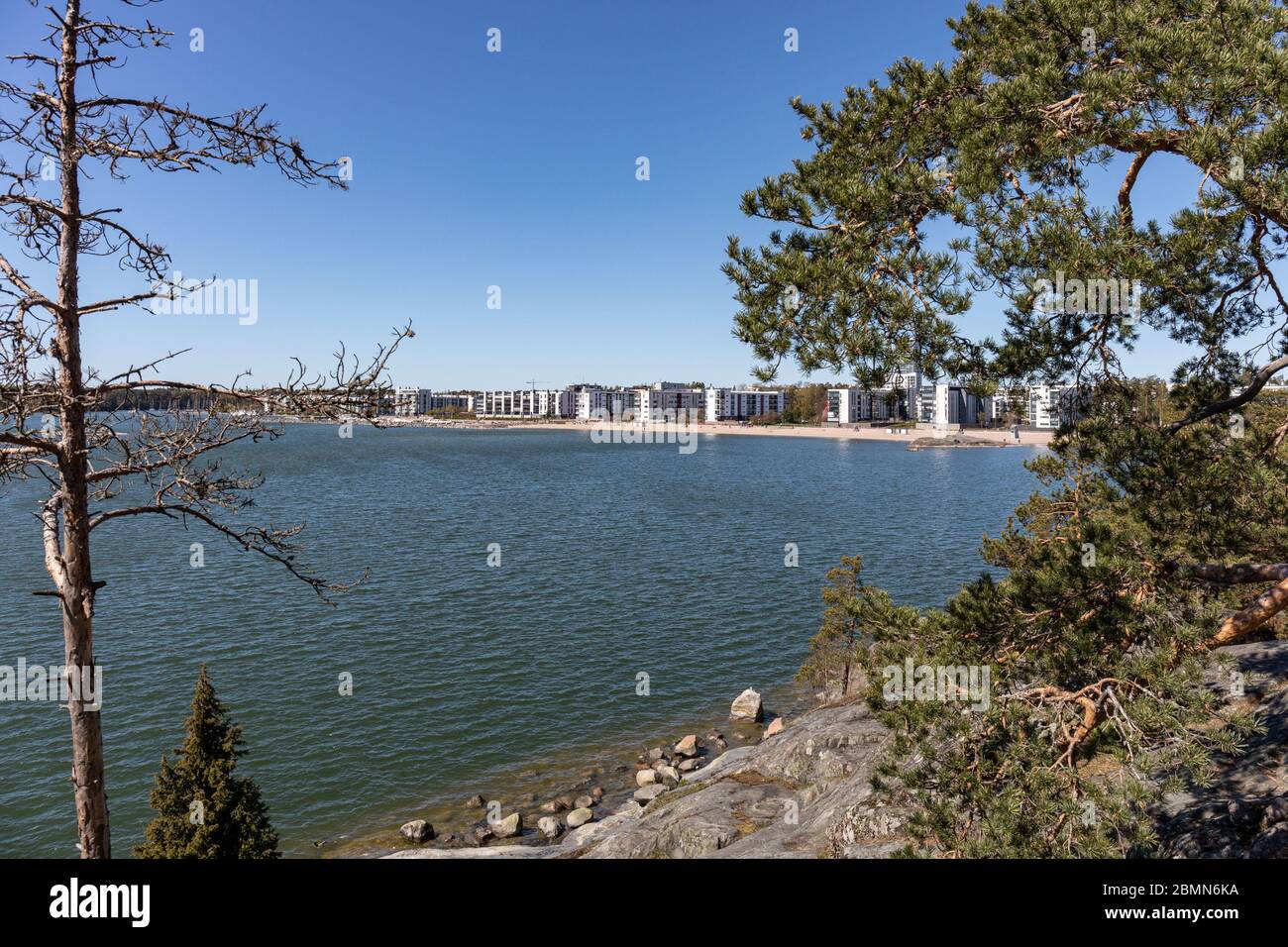 Les bâtiments résidentiels d'Aurinkolahti ont été vus au-dessus de Vuosaarenselkä depuis le terrain de loisirs d'Uutela, dans le quartier de Vuosaari à Helsinki, en Finlande Banque D'Images