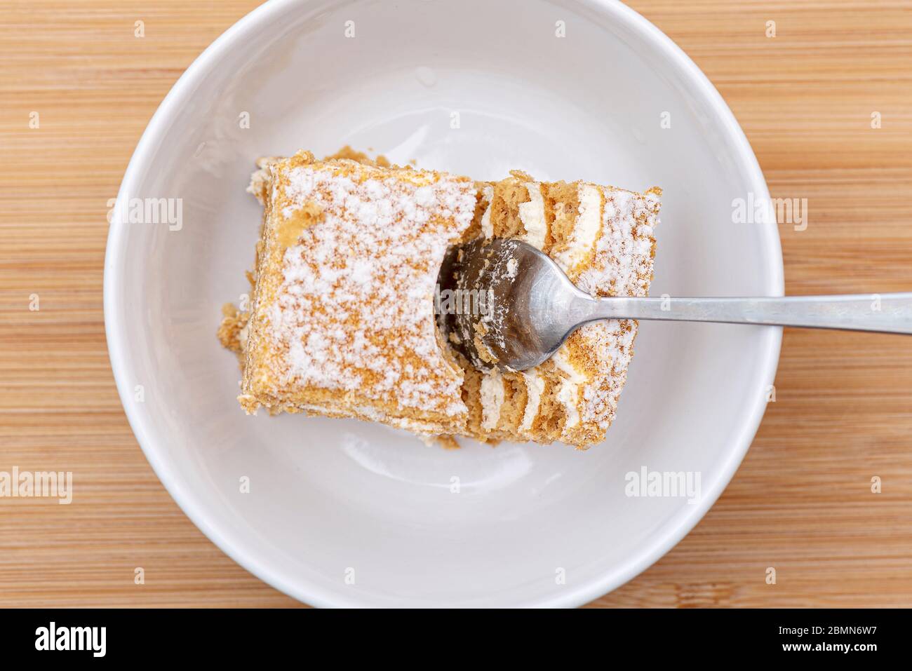 Gros plan de gâteau sucré avec cuillère en plaque blanche, régime, sport Banque D'Images