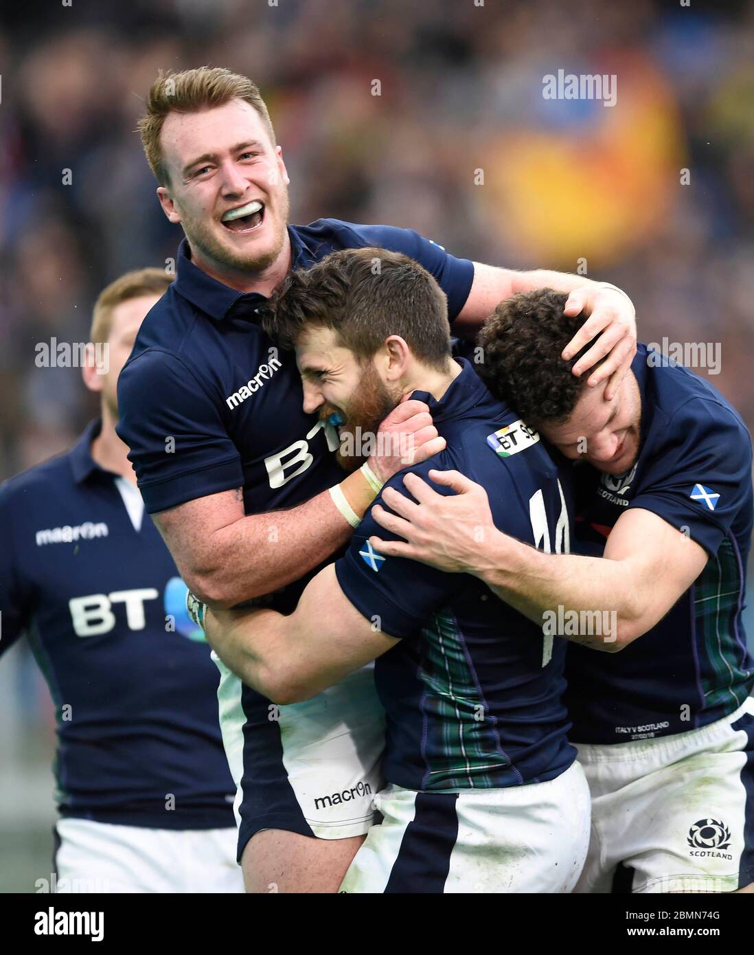 27 février 2016, RBS six Nations, Italie contre Ecosse, Stadio Olimpico, Rome. Stuart Hogg (à gauche), en Écosse, saute sur le stry scorer Tommy Seymour (14). Banque D'Images