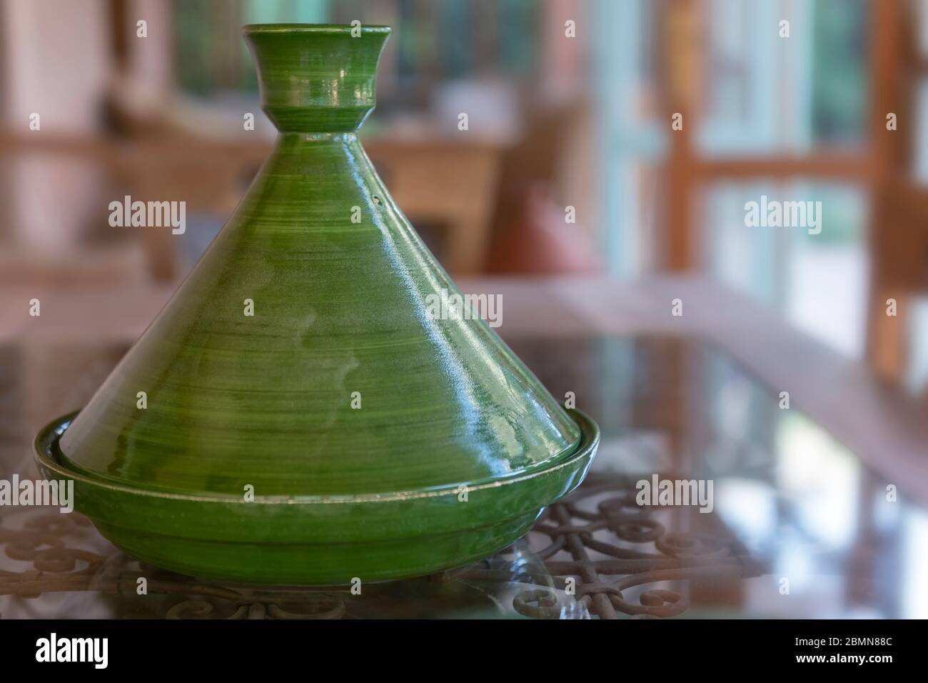 Tagine en céramique marocaine (tajine), vert. Céramique authentique, traditionnelle, chère et de haute qualité, utilisable pour la cuisson. Ha. Exclusive Banque D'Images