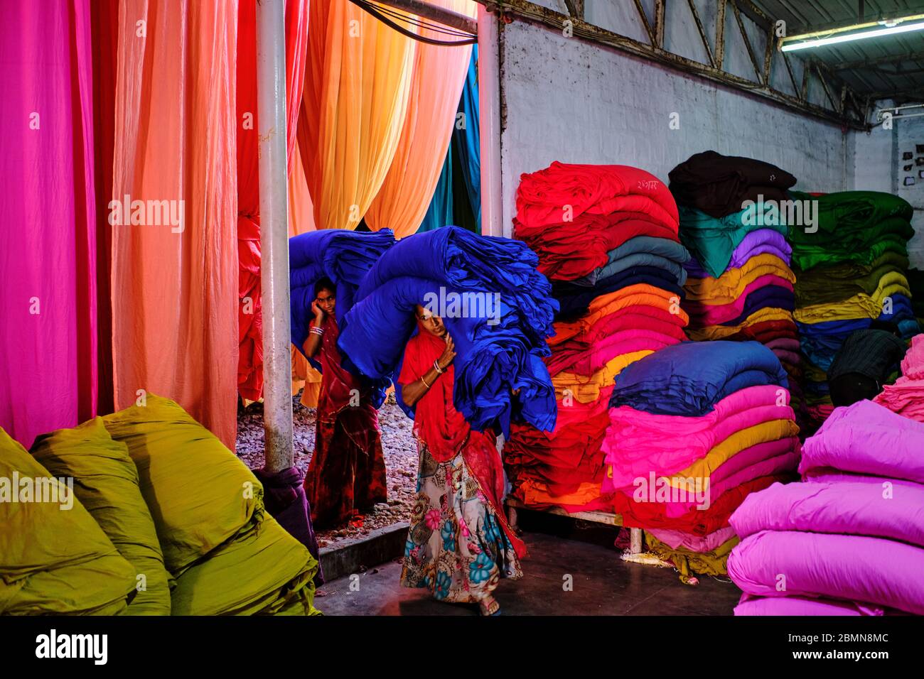 Inde, Rajasthan, Sari Factory, textile sont séchés à l'air libre, la collecte de textile sec sont pliés par des femmes Banque D'Images