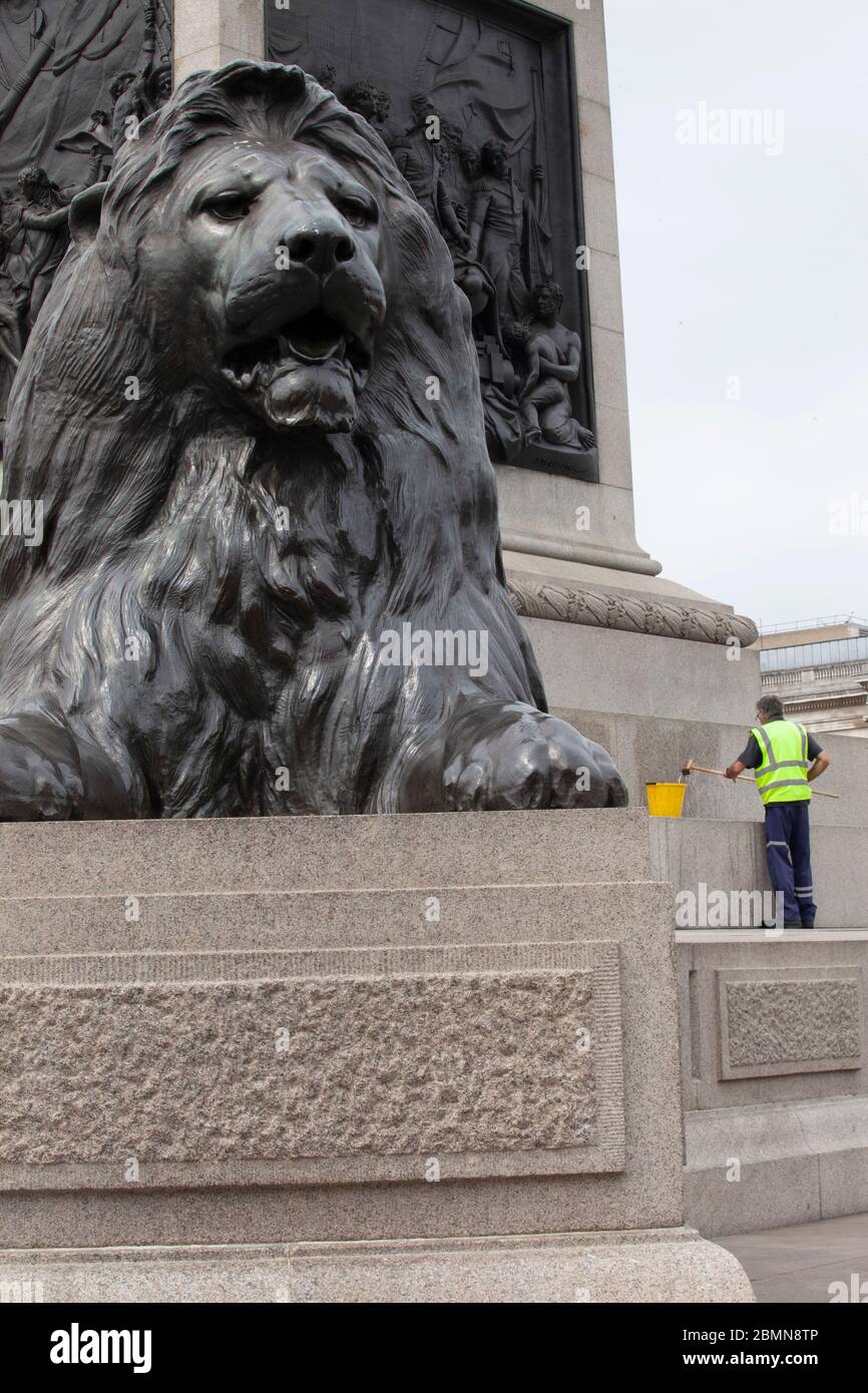 Londres, Royaume-Uni : un employé du conseil en haute visibilité nettoie la base de la colonne Nelson à Trafalgar Square. Les employés clés n'ont souvent pas reçu d'équipement de protection individuelle et les syndicats sont préoccupés par les problèmes de sécurité si les règlements de verrouillage sont assouplis. Anna Watosn/Alay Live News Banque D'Images