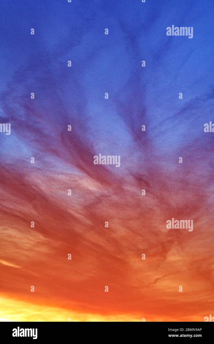 Himmelsverfärbung der untergehenden sonne über der Staustufe Dettelbach. Banque D'Images