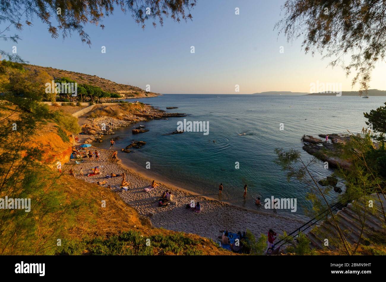 Personnes sur la plage à Vouliagmeni près d'Athènes Attica Grèce Banque D'Images